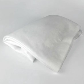 산업 및 가정용 응용 분야 모두에서 면화를 필수 불가결하게 만드는 고유한 특성은 무엇입니까?